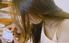 他的舌头探进蜜源毛毛虫说